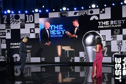 O Ρόμπερτ Λεβαντόβσκι βραβεύεται ως ο κορυφαίος παίκτης της χρονιάς στα ετήσια βραβεία της FIFA