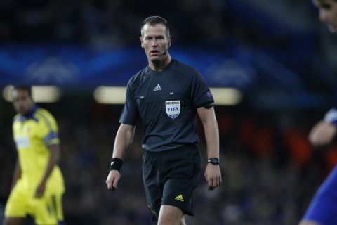 Referee Danny Makkelie of The Netherlands  watches players during the Group G Champions League match between Chelsea and Maribor at Stamford Bridge stadium in London, Britain, Tuesday, Oct. 21, 2014. (AP Photo/Alastair Grant)