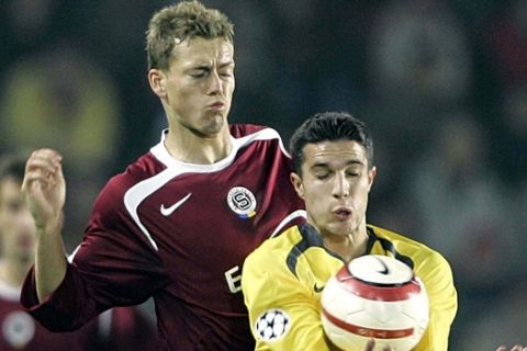 Prague's Pavel Pergl, left, challenges for the ball with London's Robin van Persie during the Champions League group B match between AC Sparta Praha and Arsenal FC London at the Sparta Stadium in Prague, Czech Republic, Tuesday Oct. 18, 2005. (AP Photo/Frank Augstein)