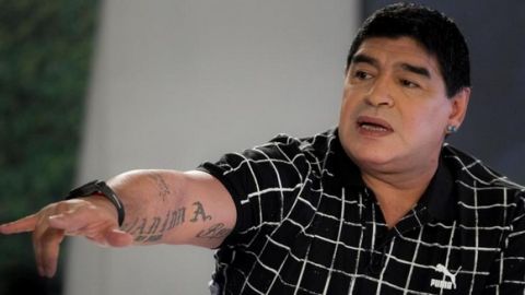 epa04642554 Former Argentinian soccer player Diego Maradona points during his TV show 'De zurda (left footed)' in Caracas, Venezuela, 28 February 2015.  EPA/MIGUEL GUTIERREZ