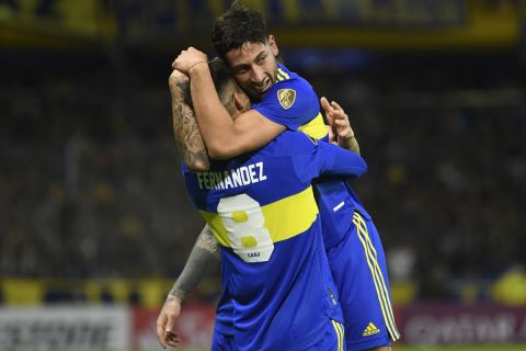 Ο Γκιγιέρμο Φερνάντες πανηγυρίζει γκολ με τον Άλαν Βαρέλα στο Copa Libertadores για λογαριασμό της Μπόκα Τζούνιορς κόντρα στη Ντεπορτίβο Κάλι