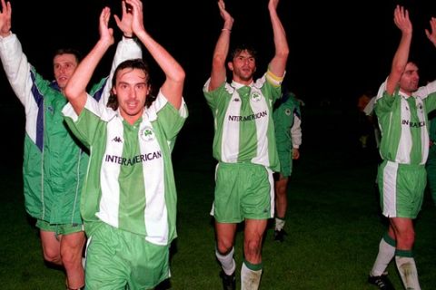 Ο Γιάννης Καλιτζάκης πανηγυρίζει με τη φανέλα του Παναθηναϊκού μετά από εκτός έδρας νίκη των πρασίνων επί της ΑΕΚ στην Super League