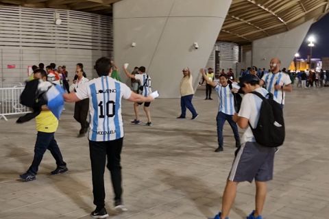 Οι φίλαθλοι της Αργεντινής πανηγυρίζουν τον αποκλεισμό της Βραζιλίας
