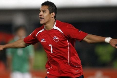 Chile's Alexis Sanchez celebrates after scoring a goal against Bolivia during their 2010 World Cup qualifying soccer match in Santiago June 10, 2009. REUTERS/Ivan Alvarado (CHILE SPORT SOCCER)