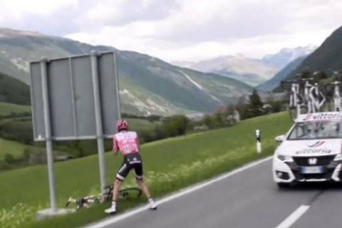 O πρωτοπόρος του Giro d' Italia σταμάτησε για να κάνει την ανάγκη του!