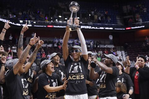 Η Άτζα Γουίλσον των Έισις σηκώνει το τρόπαιο των πρωταθλητών του WNBA