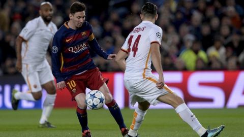 Barcelona's Argentinian forward Lionel Messi (L) vies with Roma's Greek defender Konstantinos Manolas during the UEFA Champions League Group E football match FC Barcelona vs AS Roma at the Camp Nou stadium in Barcelona on November 24, 2015.   AFP PHOTO/ JOSEP LAGO / AFP / JOSEP LAGO        (Photo credit should read JOSEP LAGO/AFP/Getty Images)