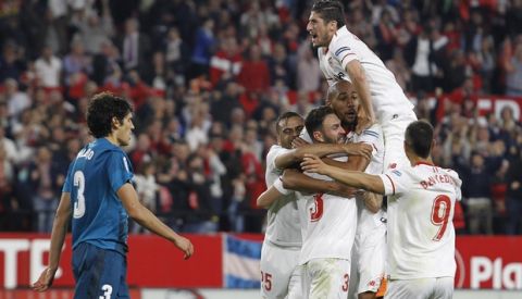 Sevilla's Layun, second left, celebrates with teammates after scoring against Real Madrid during La Liga soccer match between Sevilla and Real Madrid at the Sanchez Pizjuan stadium, in Seville, Spain on Wednesday, May 9, 2018. (AP Photo/Miguel Morenatti)