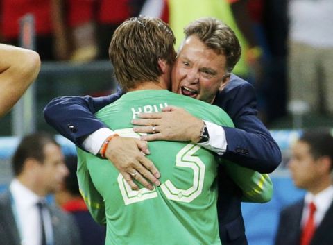 Tim Krul of the Netherlands is hugged by coach Louis van Gaal after making the match winning penalty save in their shootout against Costa Rica during their 2014 World Cup quarter-finals at the Fonte Nova arena in Salvador July 5, 2014.  REUTERS/Sergio Moraes (BRAZIL  - Tags: SOCCER SPORT WORLD CUP TPX IMAGES OF THE DAY)   ORG XMIT: TIM320