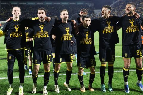 Οι παίκτες του Άρη πανηγυρίζουν την πρόκριση στον τελικό του Κυπέλλου Ελλάδας Betsson