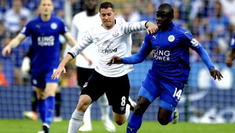 Leicesters N'Golo Kante, right, and Evertons Bryan Oviedo challenge for the ball during the English Premier League soccer match between Leicester City and Everton at King Power stadium in Leicester, England, Saturday, May 7, 2016.(AP Photo/Matt Dunham)