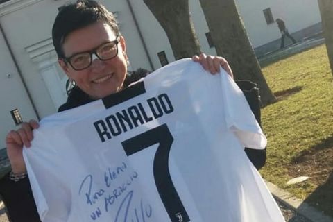 Ο Ρονάλντο χάρισε φανέλα με αφιέρωση στην οπαδό που χτύπησε με μπάλα