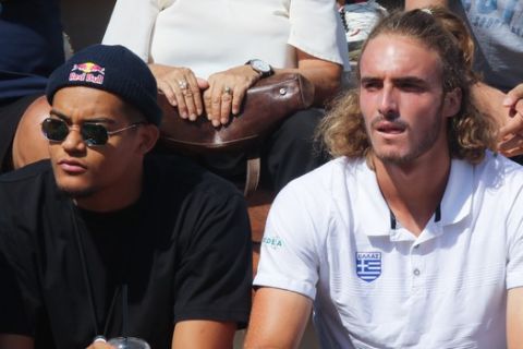 Ο Εμμανουήλ Καραλής και ο Στέφανος Τσιτσιπάς παρακολουθούν αναμέτρηση στο Davis Cup