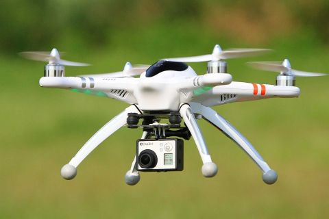 Εξαιρετικό σημάδι: Πιτσιρικάς κατεδαφίζει drone με βολέ