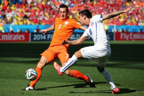 SAO PAULO, BRAZIL - JUNE 23:  Charles Aranguiz of Chile attempts the cross in front of defender Stefan de Vrij of the Netherlands during the 2014 FIFA World Cup Brazil Group B match between the Netherlands and Chile at Arena de Sao Paulo on June 23, 2014 in Sao Paulo, Brazil.  (Photo by Dean Mouhtaropoulos/Getty Images)