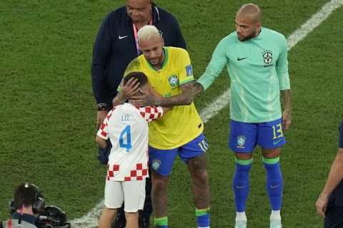 Ο γιος του Πέρισιτς παρηγορεί τον Νεϊμάρ μετά τον αποκλεισμό της Βραζιλίας από την Κροατία