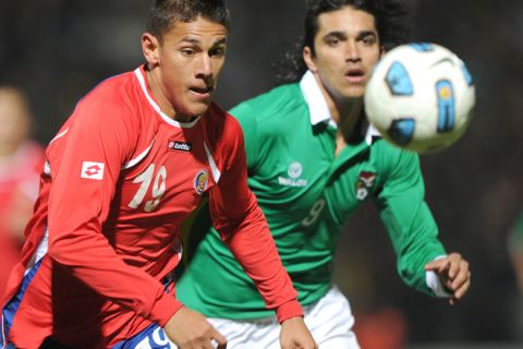 Costa Rican defender Oscar Duarte (R) vies for the ball with Bolivian forward Marcelo Moreno during a 2011 Copa America Group A first round football match held at the 23 de Agosto stadium in Jujuy, 1654 Km northwest of Buenos Aires, on July 7, 2011.  AFP PHOTO / JUAN MABROMATA (Photo credit should read JUAN MABROMATA/AFP/Getty Images)