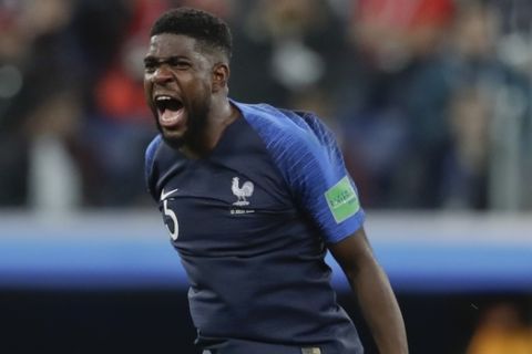Ο Σαμουέλ Ουμτιτί πανηγυρίζει με τη φανέλα της Εθνικής Γαλλίας στο Παγκόσμιο Κύπελλο 2018