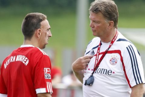 The new head coach of Bayern Munich  Louis van Gaal, right, talks with Franck Ribery during the first trainings session in Munich, southern Germany, on Wednesday, July 1, 2009. (AP Photo/Matthias Schrader) ** Eds note: German spelling of Munich is Muenchen**