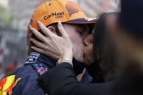 Η Κέλι Πικέ φιλάει τον Μαξ Φερστάπεν 