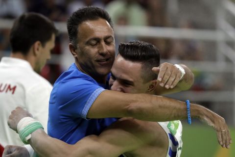 Ο Πετρούνιας αγκαλιά με τον προπονητή του Δημήτρη Ράφτη στους Ολυμπιακούς Αγώνες του Ρίο 2016