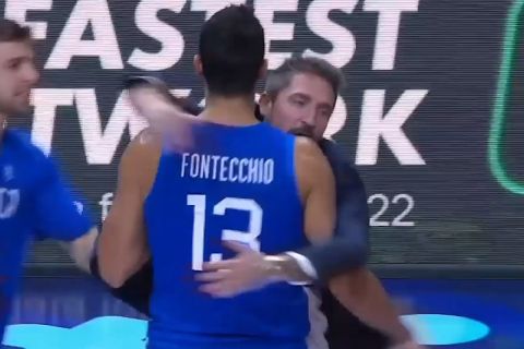 EuroBasket 2022, Γαλλία - Ιταλία: Η αγκαλιά του Ποτσέκο στον Φοντέκιο μετά από τις 0/2 βολές