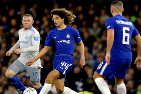 Chelsea's Ethan Ampadu, center, takes the ball forward during their English League Cup soccer match between Chelsea and Everton at Stamford Bridge stadium in London, Wednesday Oct. 25, 2017. (AP Photo/Alastair Grant)