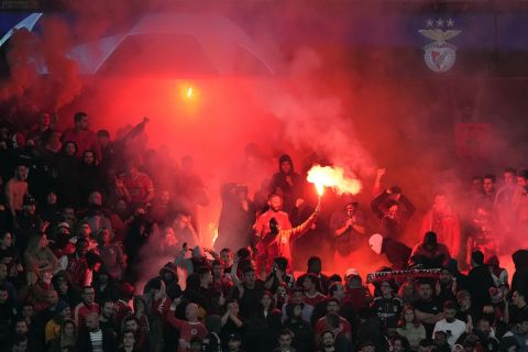 Οπαδοί της Μπενφίκα στις εξέδρες του "Λουζ" σε αγώνα του Champions League απέναντι στην Ίντερ | 29 Νοεμβρίου 2023