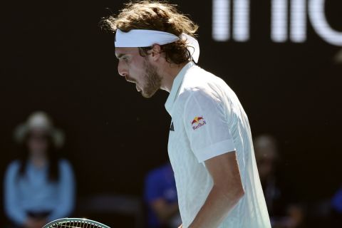 Ο Στέφανος Τσιτσιπάς πανηγυρίζει τη νίκη του κόντρα στον Ζίζου Μπεργκς στο Australian Open | 15 Ιανουαρίου 2024