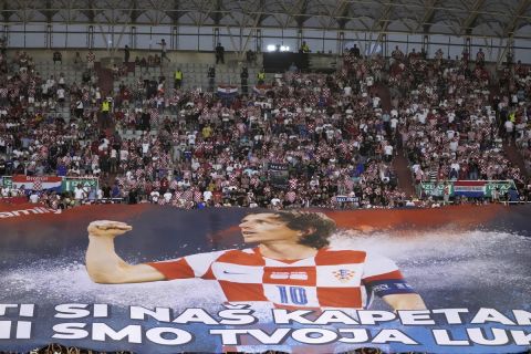 Οι οπαδοί της Κροατίας τίμησαν τον Μόντριτς για τις 150 συμμετοχές του με την εθνική ομάδα με ένα γιγάντιο πανό στις εξέδρες, πριν από την έναρξη του αγώνα με την Γαλλία | 6 Ιουνίου 2022