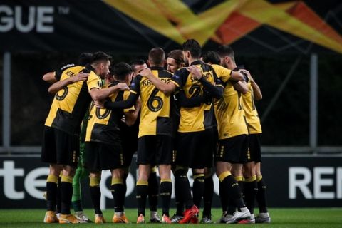 Οι παίκτες της ΑΕΚ αγκαλιάζονται πριν τον αγώνα με την Μπράγκα για την πρεμιέρα του Europa League