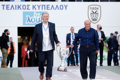 Οι Σταύρος Σαράφης και Μίμης Δομάζος με το τρόπαιο του Κυπέλλου στον τελικό Παναθηναϊκός - ΠΑΟΚ