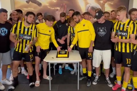 Οι παίκτες της ΑΕΚ Β' έκοψαν τούρτα για τα 98 χρόνια του συλλόγου