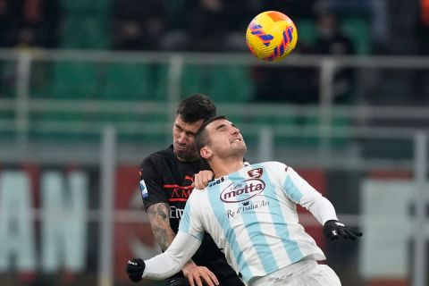 Ο Αλέσιο Ρομανιόλι της Μίλαν μονομαχεί με τον Φεντερίκο Μπονατσόλι της Σαλερνιτάνα για τη Serie A 2021-2022 στο "Τζιουζέπε Μεάτσα", Μιλάνο | Σάββατο 4 Δεκεμβρίου 2021