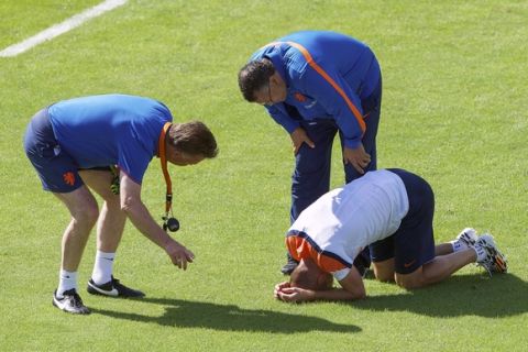 (L-R)  coach Louis van Gaal of Holland,  physiotherapist Ricardo Sanders of Holland, Arjan Robben of Holland during a training session of The Netherlands on June 8, 2014 at Estadio da Gavea in Rio de Janeiro, Brazil.(Photo by VI Images via Getty Images)