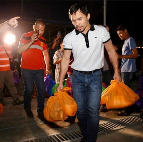 O Pacquiao βοηθάει σεισμόπληκτους κουβαλώντας τρόφιμα