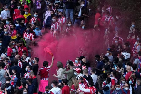 Φίλαθλοι της Ατλέτικο πανηγυρίζουν την κατάκτηση της La Liga 2020-2021 στους δρόμους της Μαδρίτης | Σάββατο 22 Μαΐου 2021