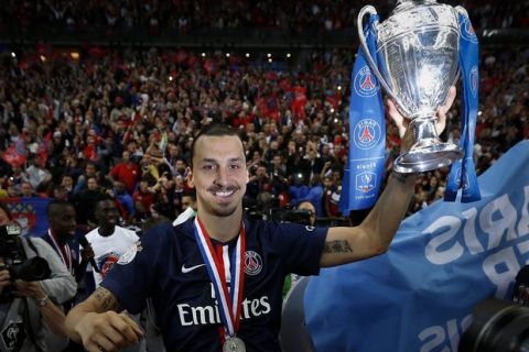 epa04776592 Paris St Germain's Zlatan Ibrahimovic celebrates with the trophy after winning the Coupe de France final match between Paris Saint Germain (PSG) and AJ Auxerre at the Stade de France in Saint-Denis outside Paris, France, 30 May 2015.  EPA/IAN LANGSDON