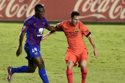 Levante's Mozambican midfielder Simao (L) vies with Barcelona's Argentinian forward Lionel Messi during the Spanish league football match Levante UD vs FC Barcelona at the Ciutat de Valencia stadium in Valencia on September 21, 2014.   AFP PHOTO/ JOSE JORDAN        (Photo credit should read JOSE JORDAN/AFP/Getty Images)