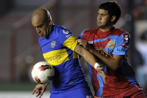 Argentinian Boca Juniors' forward Santiago Silva (L) vies for the ball with Argentinian Arsenal's defender Lisandro Lopez during their Copa Libertadores 2012 group 4 football match in Sarandi, Buenos Aires, Argentina, on March 14, 2012. AFP PHOTO / Juan Mabromata (Photo credit should read JUAN MABROMATA/AFP/Getty Images)