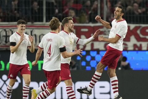 Οι παίκτες της Κολωνίας πανηγυρίζουν γκολ