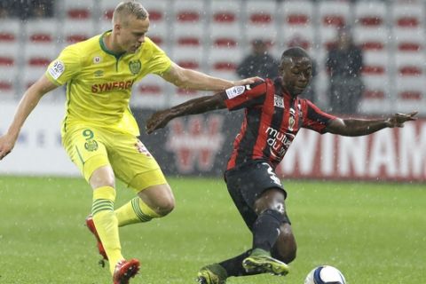 Nantes's Kolbeinn Sigthorsson, left, challenges for the ball with Nice's Nampalys Mendy during their French League One soccer match, Saturday, Oct. 3, 2015, in Nice stadium, southeastern France. (AP Photo/Lionel Cironneau)