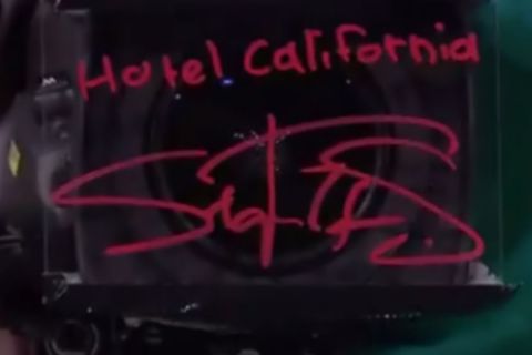 Η υπογραφή του Τσιτσιπά μαζί με τις λέξεις "Hotel California"