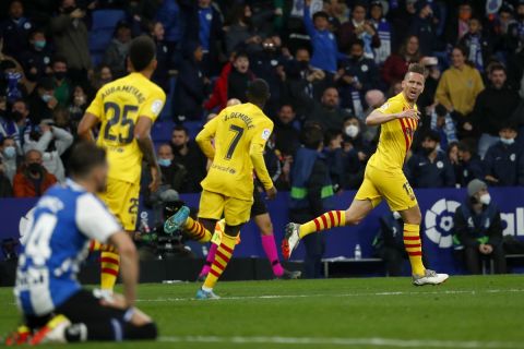 Οι παίκτες της Μπαρτσελόνα πανηγυρίζουν γκολ που σημείωσαν κόντρα στην Εσπανιόλ για τη La Liga 2021-2022 στο "Κορνεγιά ελ Πρατ", Βαρκελώνη | Κυριακή 13 Φεβρουαρίου 2022