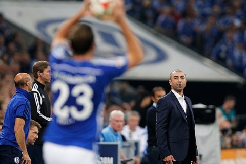 GELSENKIRCHEN, GERMANY - OCTOBER 18:  New Schalke manager / head coach, Roberto Di Matteo gives his team instructions from the sidleines during the Bundesliga match between FC Schalke 04 and Hertha BSC held at Veltins Arena on October 18, 2014 in Gelsenkirchen, Germany.  (Photo by Dean Mouhtaropoulos/Bongarts/Getty Images)