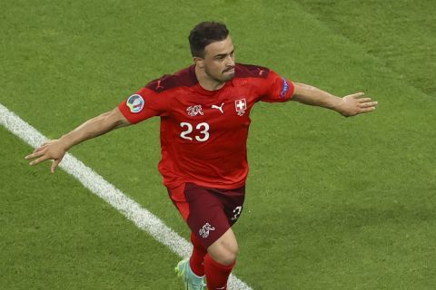 Ο Τζερντάν Σακίρι πανηγυρίζει γκολ με την Ελβετία κόντρα στην Τουρκία για την τελική φάση του Euro 2020
