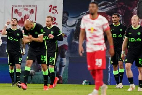 Οι παίκτες της Βόλφσμπουργκ πανηγυρίζουν γκολ που σημείωσαν κόντρα στη Λειψία για την Bundesliga 2020-2021 στη "Ρεντ Μπουλ Αρένα", Λειψία | Κυριακή 16 Μαΐου 2021