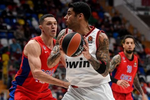 Ο Πρίντεζης απέναντι στον Αντόνοφ στο παιχνίδι του Ολυμπιακού με την ΤΣΣΚΑ για την EuroLeague 2020/21