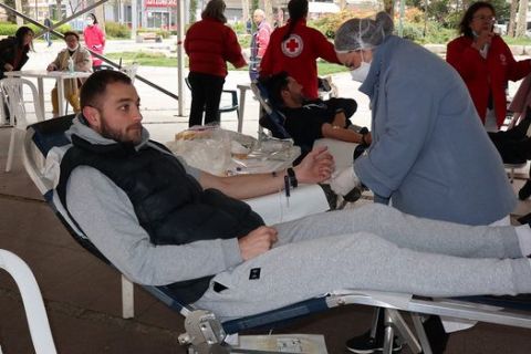 Κορονοϊός: Αντιπροσωπεία παικτών της ΚΑΕ Λάρισα συμμετείχε σε εθελοντική αιμοδοσία