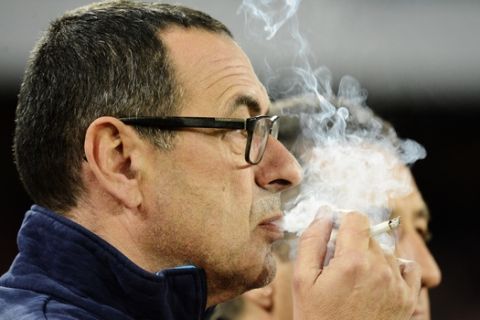 Napoli coach Maurizio Sarri smokes during a Serie A soccer match between Napoli and Sassuolo, at the San Paolo stadium in Naples, Italy, Saturday, Jan. 16, 2016. (AP Photo/Salvatore Laporta)